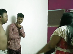 Beautiful Kamwali ko Two friend milke Accha se Chuda! Indian Sex